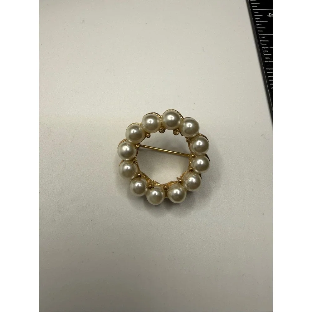 Vintage Gold Tone Faux Pearl Circle Wreath Brooch Pin 1 Inch Classic Jewelry‎